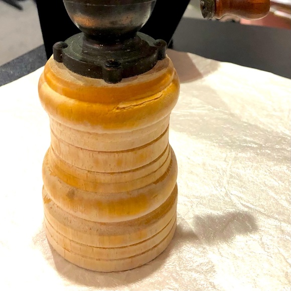 PEPPER MILL/SPICE GRINDER with wood hand crank size 8inch preowned *ESTATE FIND - Picture 3 of 3